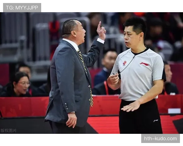 判罚标准：裁判如何判定犯规的严重程度与界限